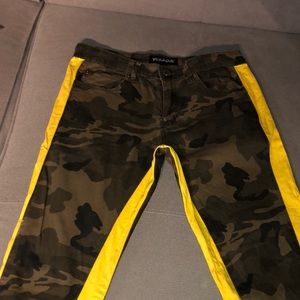 Fitted came cargos. With zippers